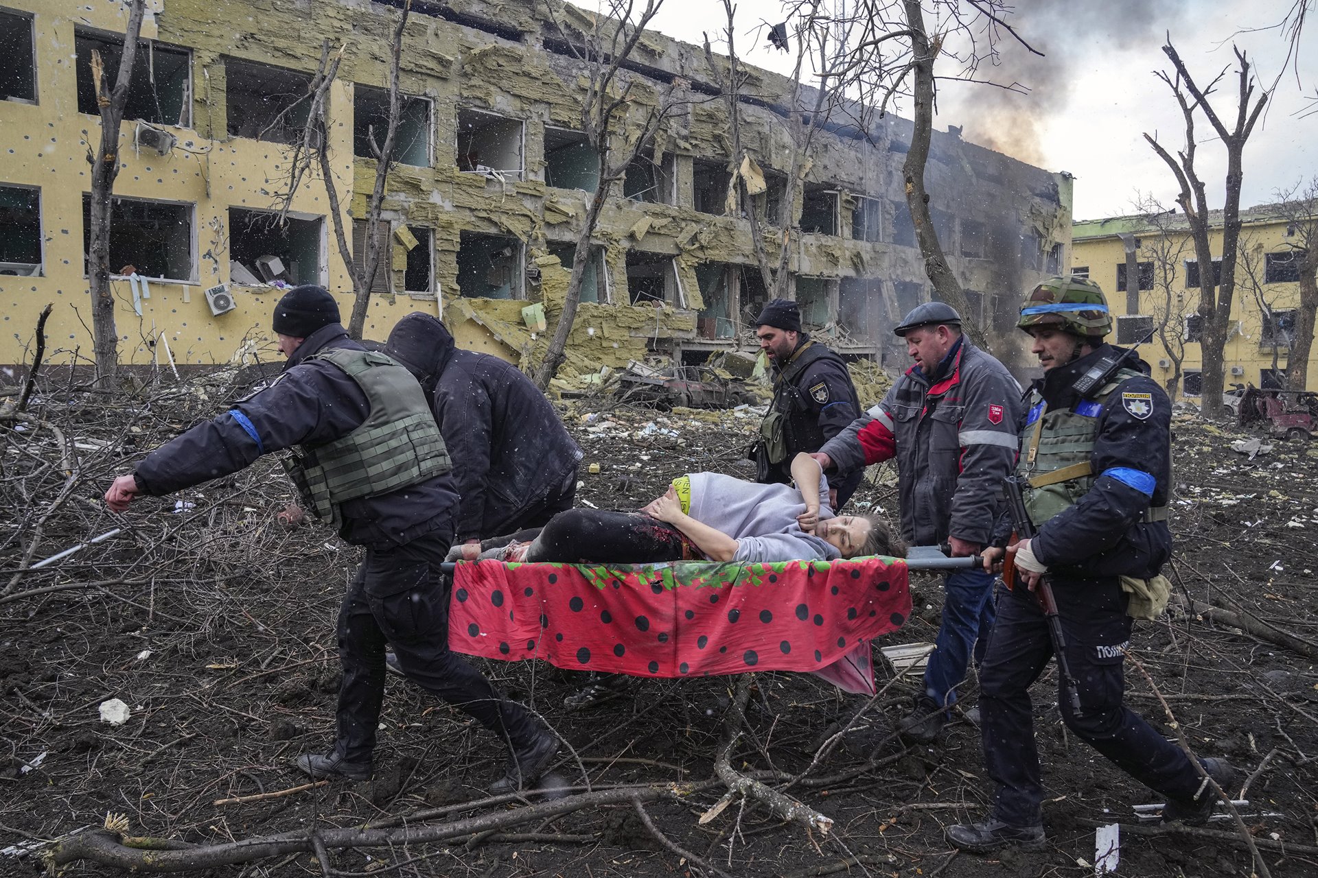 <p>Iryna Kalinina (32), an injured pregnant woman, is carried from a maternity hospital that was damaged during a Russian airstrike in Mariupol, Ukraine. Her baby, named Miron (after the word for &lsquo;peace&rsquo;) was stillborn, and half an hour later Iryna died as well.</p>
